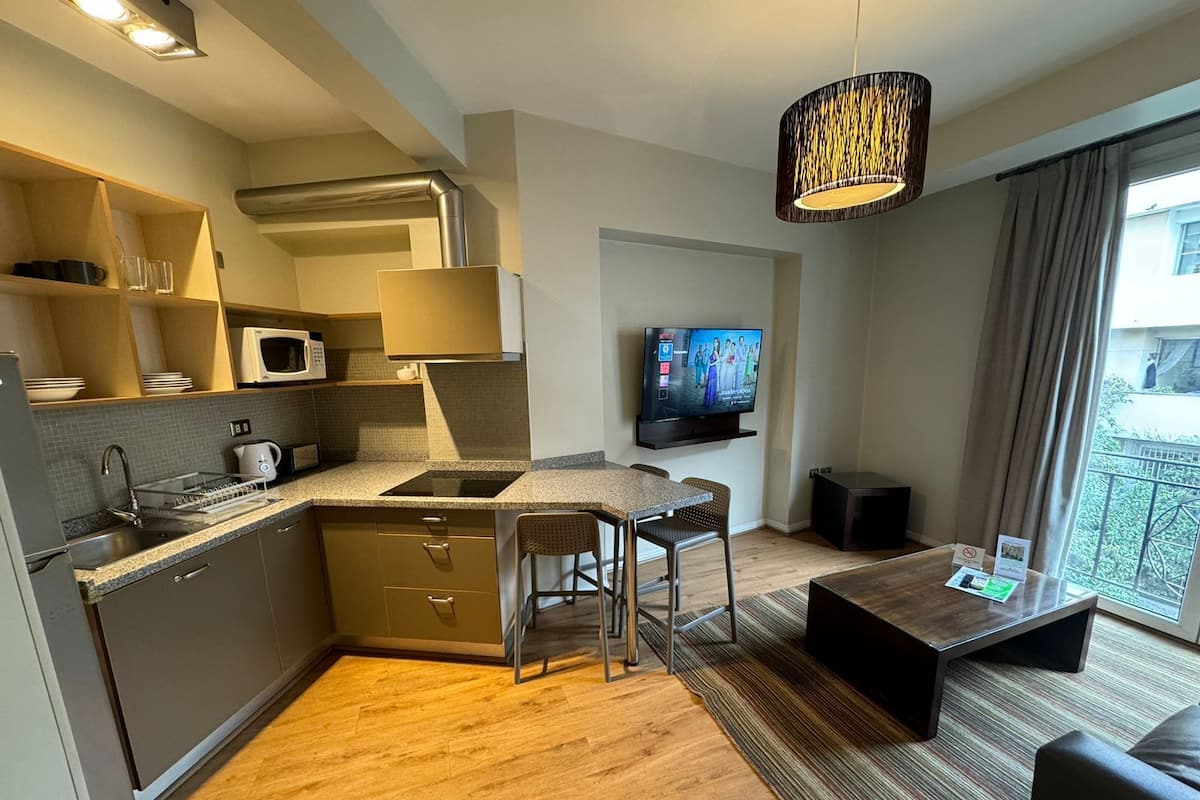 Appartamento familiare, 2 camere da letto, vista città | 1 camera, una cassaforte in camera, insonorizzazione