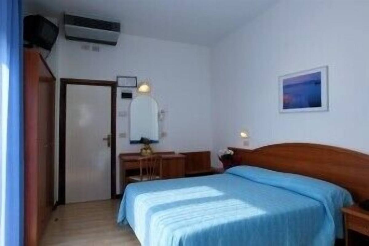 In-room safe, free WiFi, wheelchair access