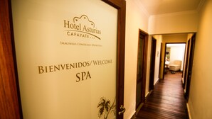 Un pasillo con un cartel que dice "Hotel Asturias CAFAYATE...BIENVENIDOS/WELCOME SPA".