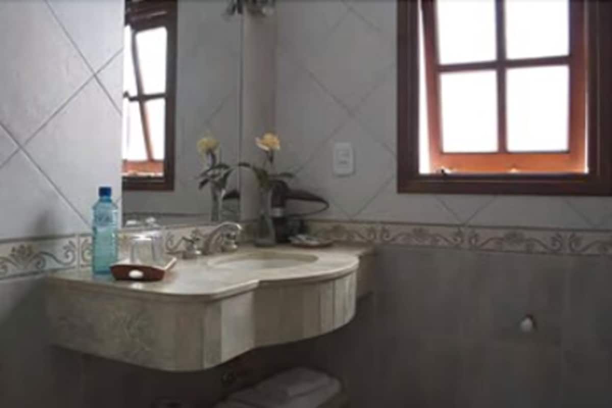 bathtub, free toiletries, bidet, towels