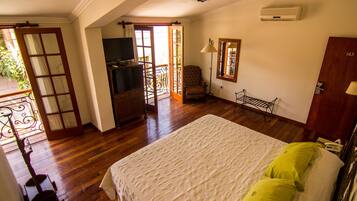 Ropa de cama de alta calidad y caja de seguridad en la habitación