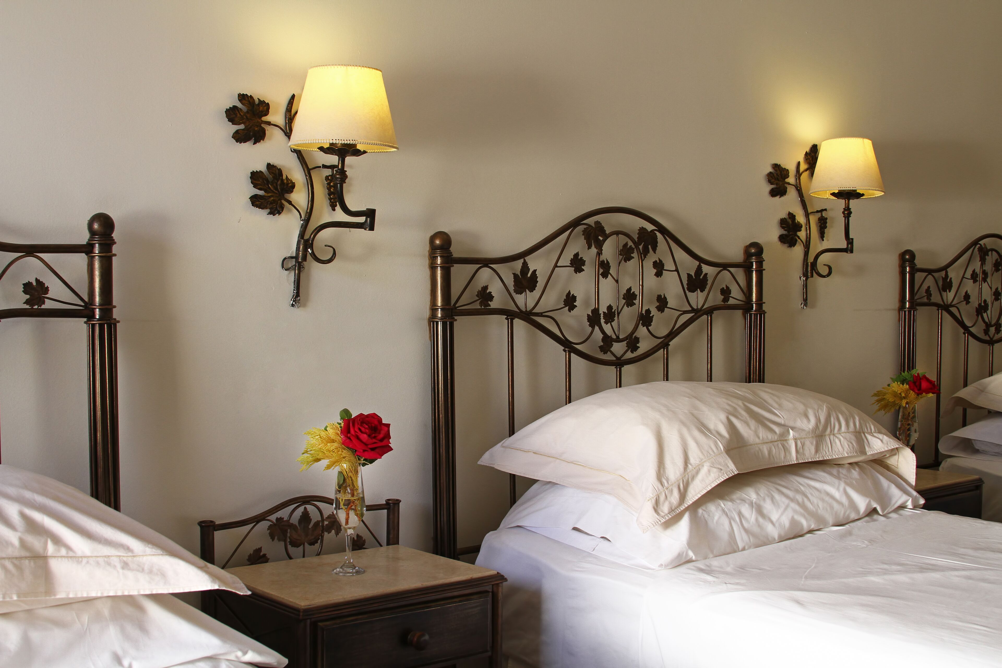 Ein Hotelzimmer mit einem Bett, zwei Nachttischen und Wandlampen.