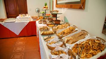 Café da manhã com buffet grátis todos os dias