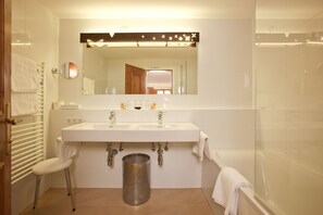 وحدات دش مع أحواض استحمام، حوض استحمام عميق