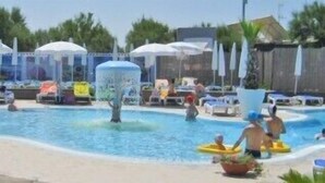 A swimming pool area with lounge chairs and umbrellas. - La Isla Resort (Pontecagnano Faiano)