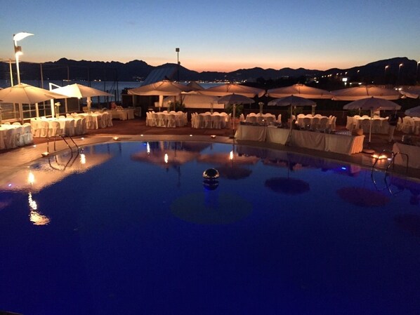 Seasonal outdoor pool