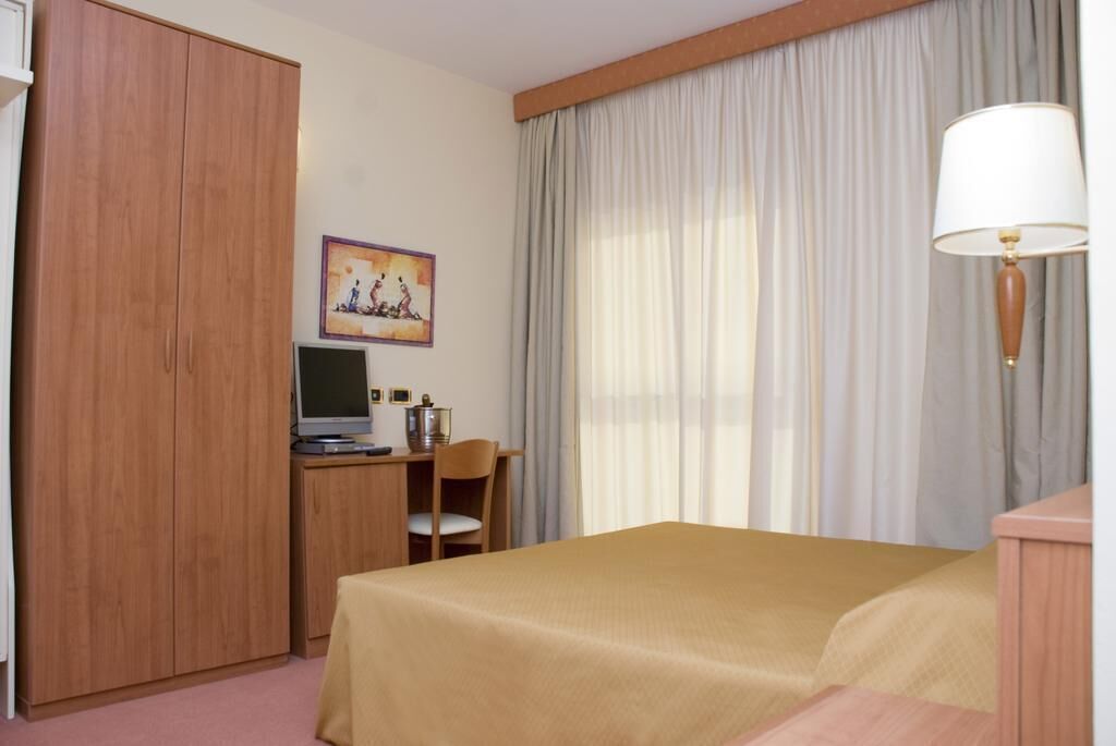 Hypo-allergenic bedding, minibar, in-room safe, desk