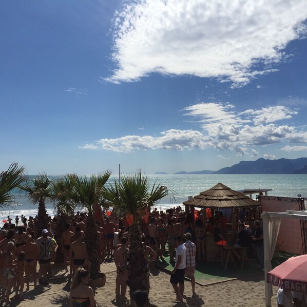 私人海灘、躺椅、遮陽傘、海灘酒吧