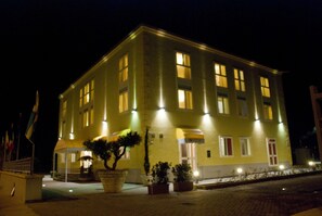 住宿正面 (夜晚)