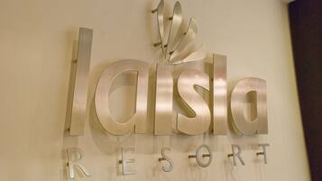 Schild für das La Isla Resort mit modernem Design.