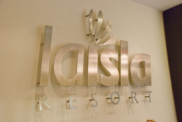 A sign for La Isla Resort with a modern design. - La Isla Resort (Pontecagnano Faiano)