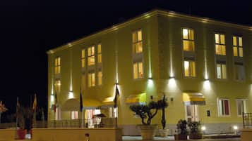 Fassade der Unterkunft – Abend/Nacht