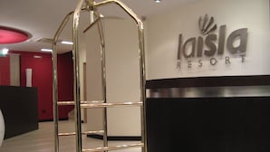 A reception desk with a sign reading "laisla RESORT". - La Isla Resort (Pontecagnano Faiano)