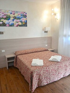 Bureau, espace de travail pour ordinateur portable, rideaux occultants