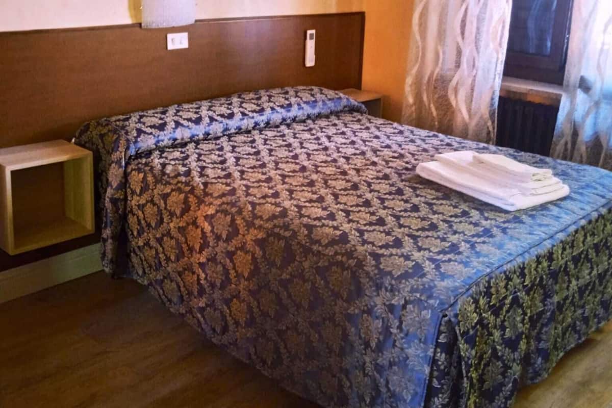 Enkeltrom | Skrivebord, skrivebord for bærbar PC og blendingsgardiner