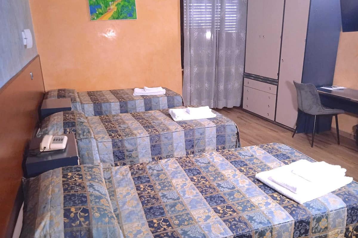 Triple Room | Desk, laptop workspace, blackout curtains, free WiFi