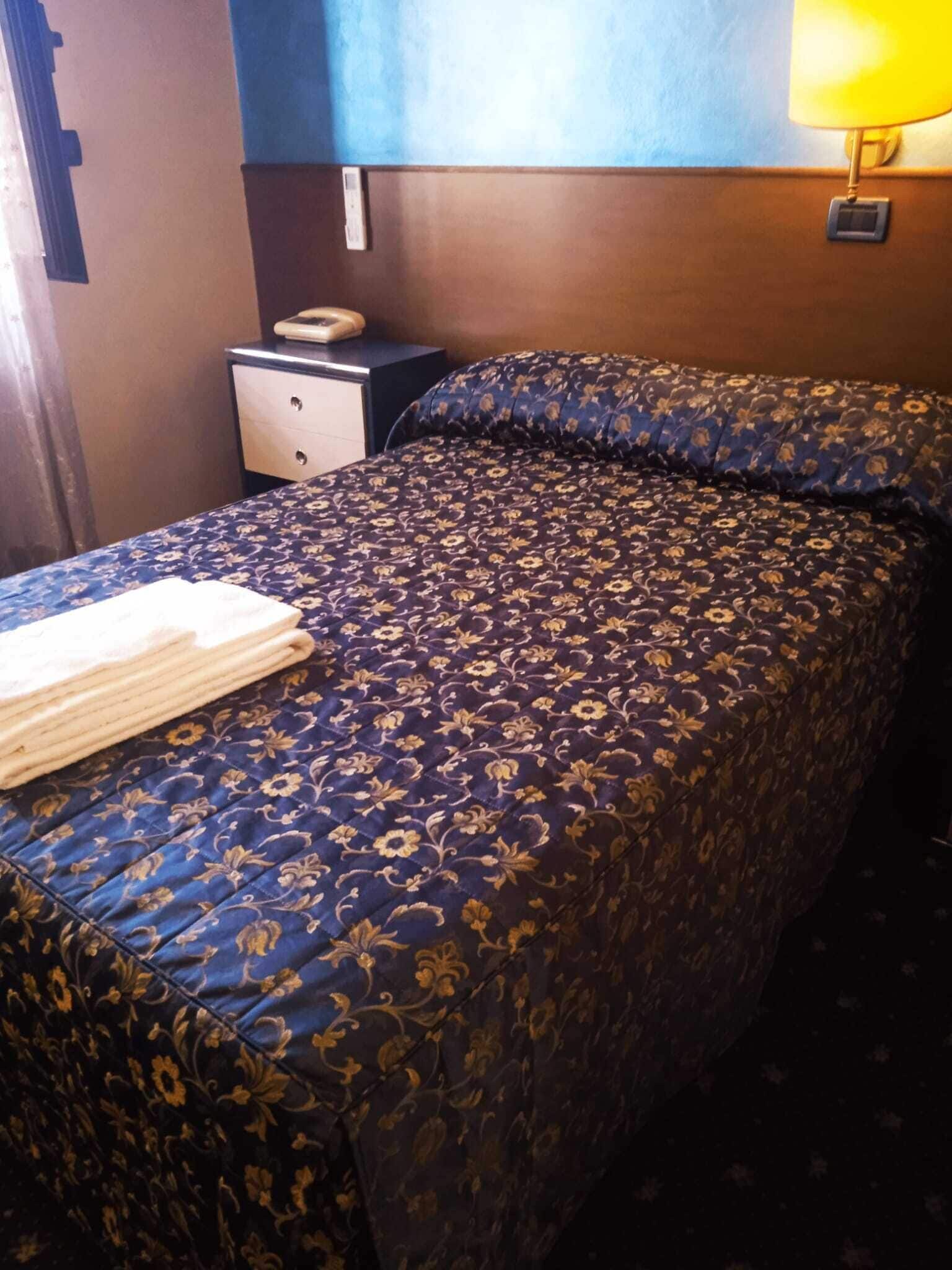 Dobbeltrom – standard | Skrivebord, skrivebord for bærbar PC og blendingsgardiner