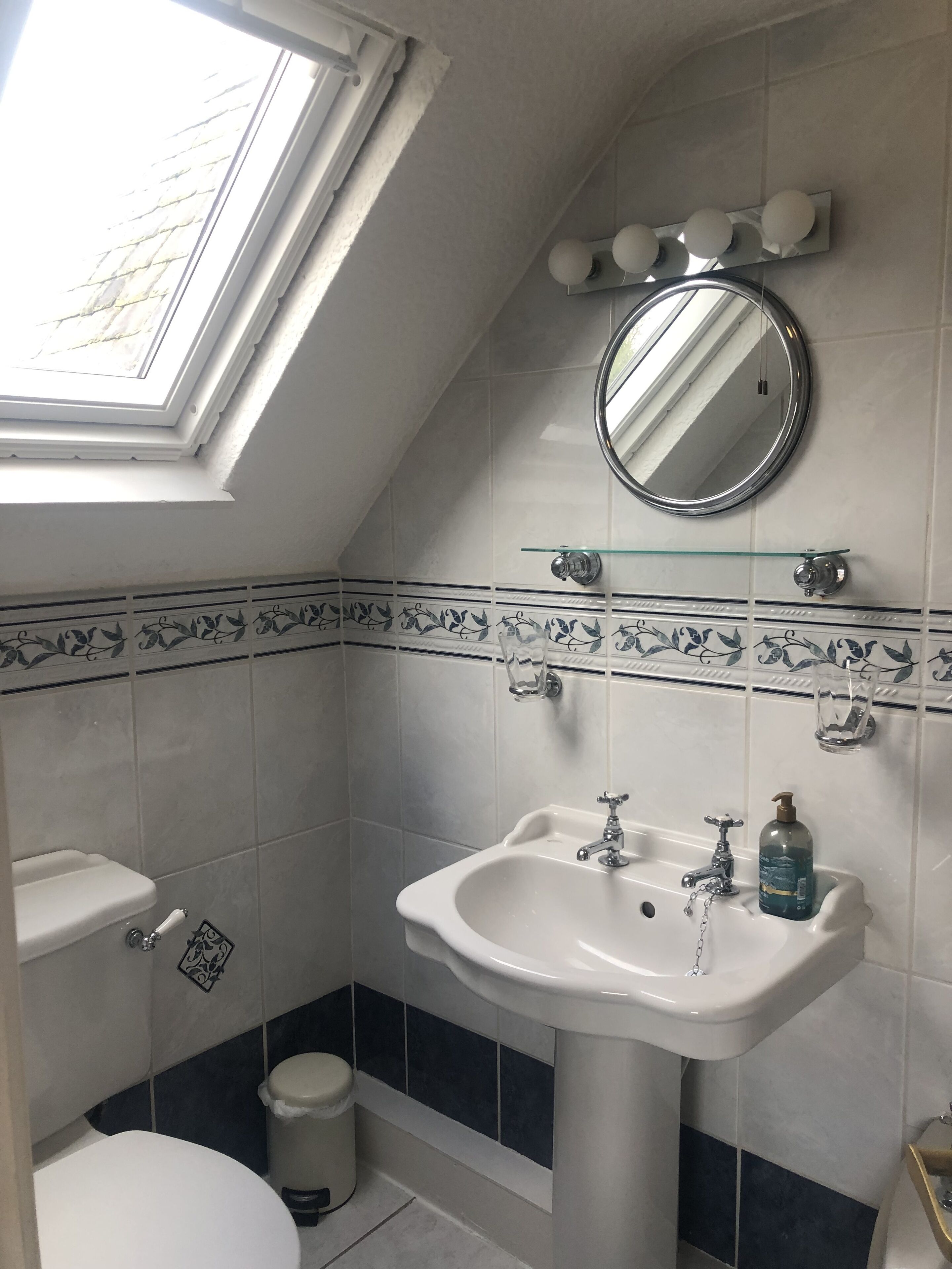 Deluxe Room, 1 King Bed (Room 7) | Bathroom | Free toiletries, hair dryer
