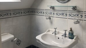 Chambre Deluxe, 1 très grand lit (Room 7) | Salle de bain | Articles de toilette gratuits, sèche-cheveux