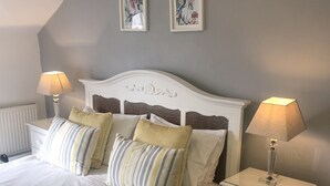 Chambre Double Deluxe, 1 très grand lit (Room 8) | Bureau, Wi-Fi gratuit