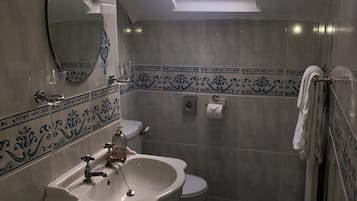 Chambre Double Deluxe, 1 très grand lit (Room 8) | Salle de bain | Articles de toilette gratuits, sèche-cheveux