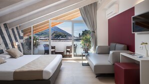 Camera Junior Suite con letto matrimoniale o 2 letti singoli, balcone | 미니바, 객실 내 금고, 책상, 암막 커튼