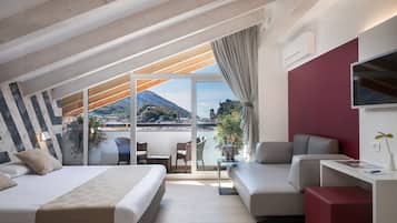 Camera Junior Suite con letto matrimoniale o 2 letti singoli, balcone | Minibar, in-room safe, individually furnished, desk