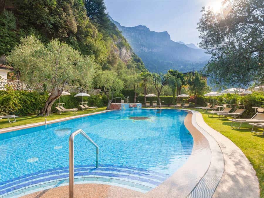 Innenpool, Außenpool (je nach Saison geöffnet), Sonnenschirme