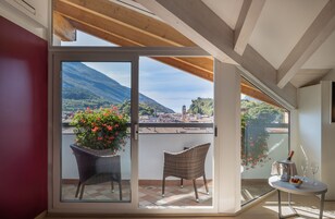 Frigobar, cofres nos quartos, individualmente mobiliados, escrivaninha