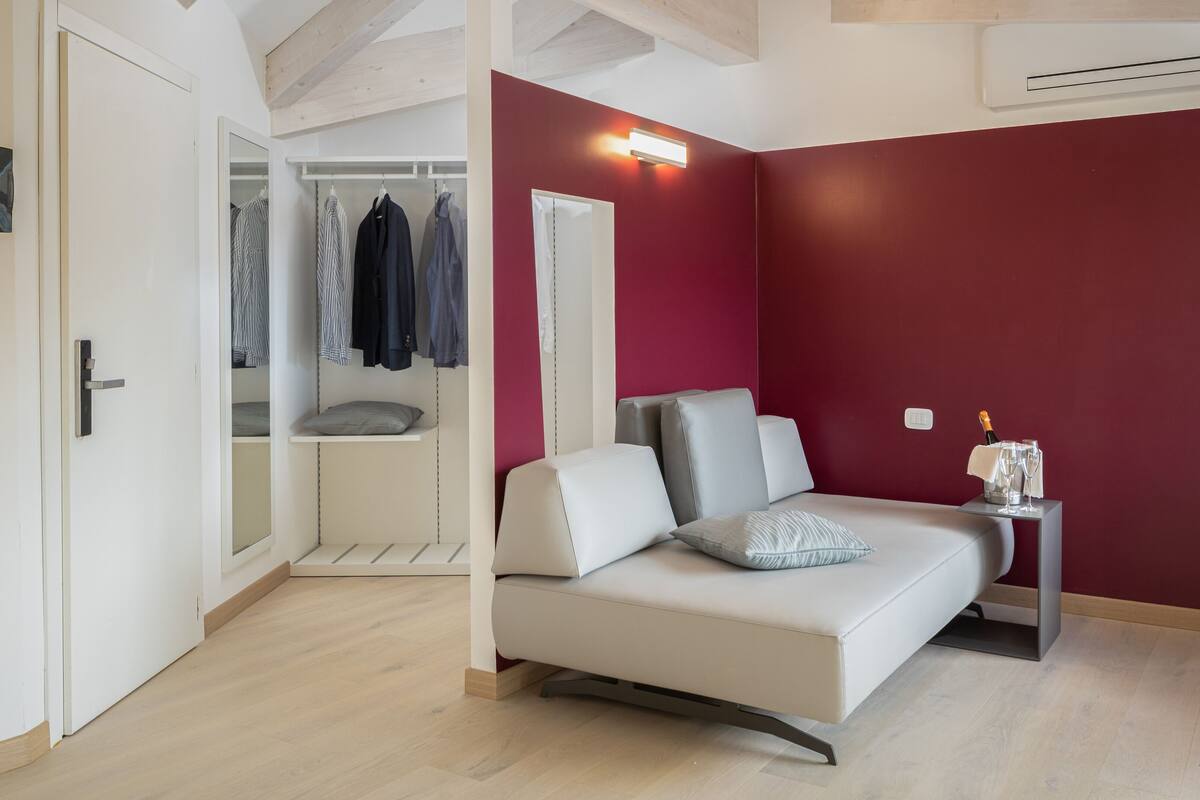 camera junior suite deluxe, balcone | 1 bedroom, minibar, in-room safe, individually furnished