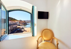 Junior Room, Balcony, Sea View | Minibar, in-room safe, individually decorated, individually furnished