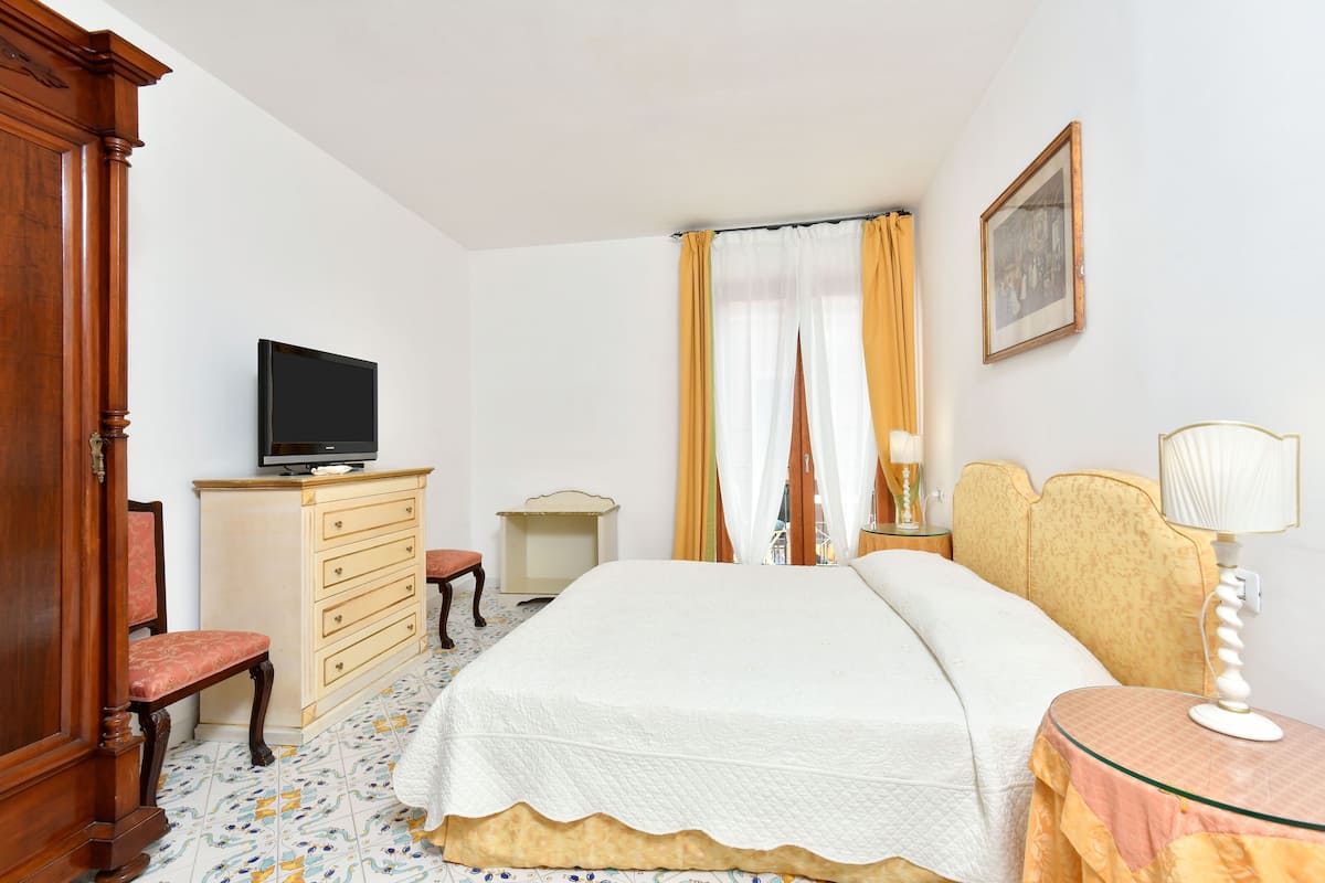 Family Room, Annex Building | 1 bedroom, minibar, in-room safe, individually decorated