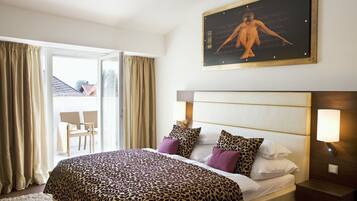 Ylelliset vuodevaatteet, untuvapeitot, minibaari, tallelokero huoneessa