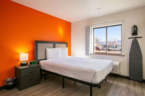 Schreibtisch, Verdunkelungsvorhänge, Bügeleisen/Bügelbrett