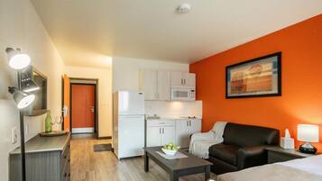 デスク、遮光カーテン、アイロン / アイロン台、可動式ベッド