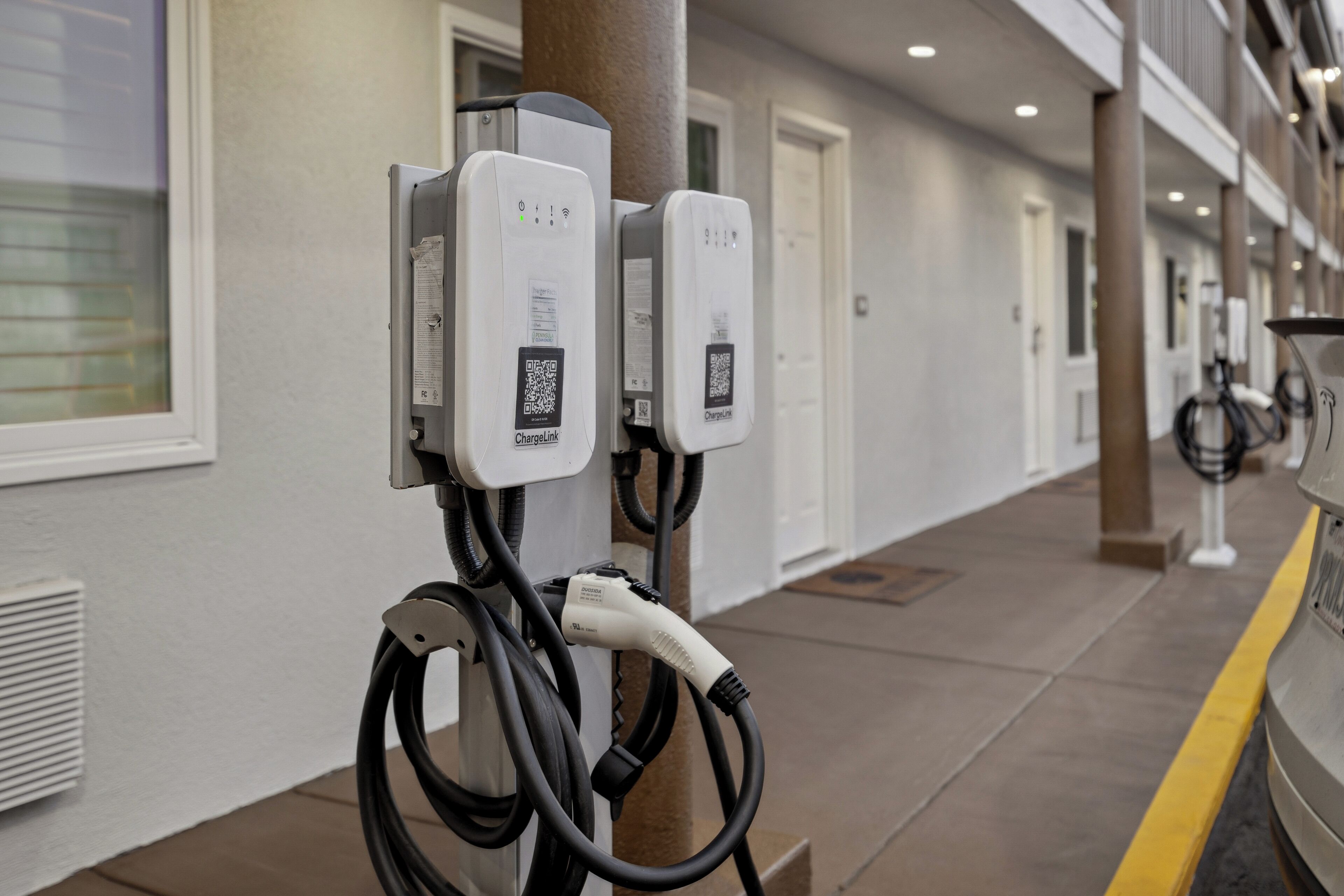 Electric vehicle charging station