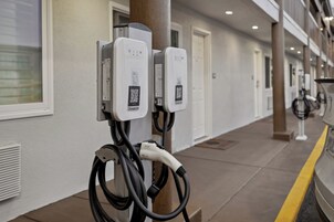 Electric vehicle charging station