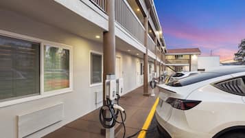 Electric vehicle charging station