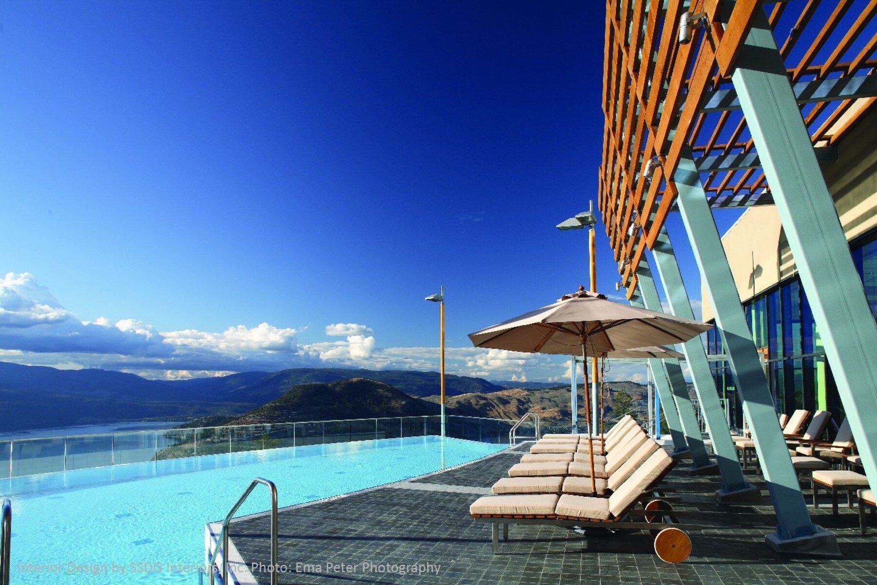Piscine intérieure, piscine extérieure, 7 h à 22 h, parasols