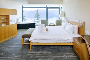 Minibar, safe på rommet, skrivebord og blendingsgardiner