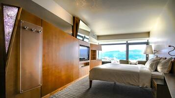 Een minibar, een kluis op de kamer, een bureau, verduisterende gordijnen