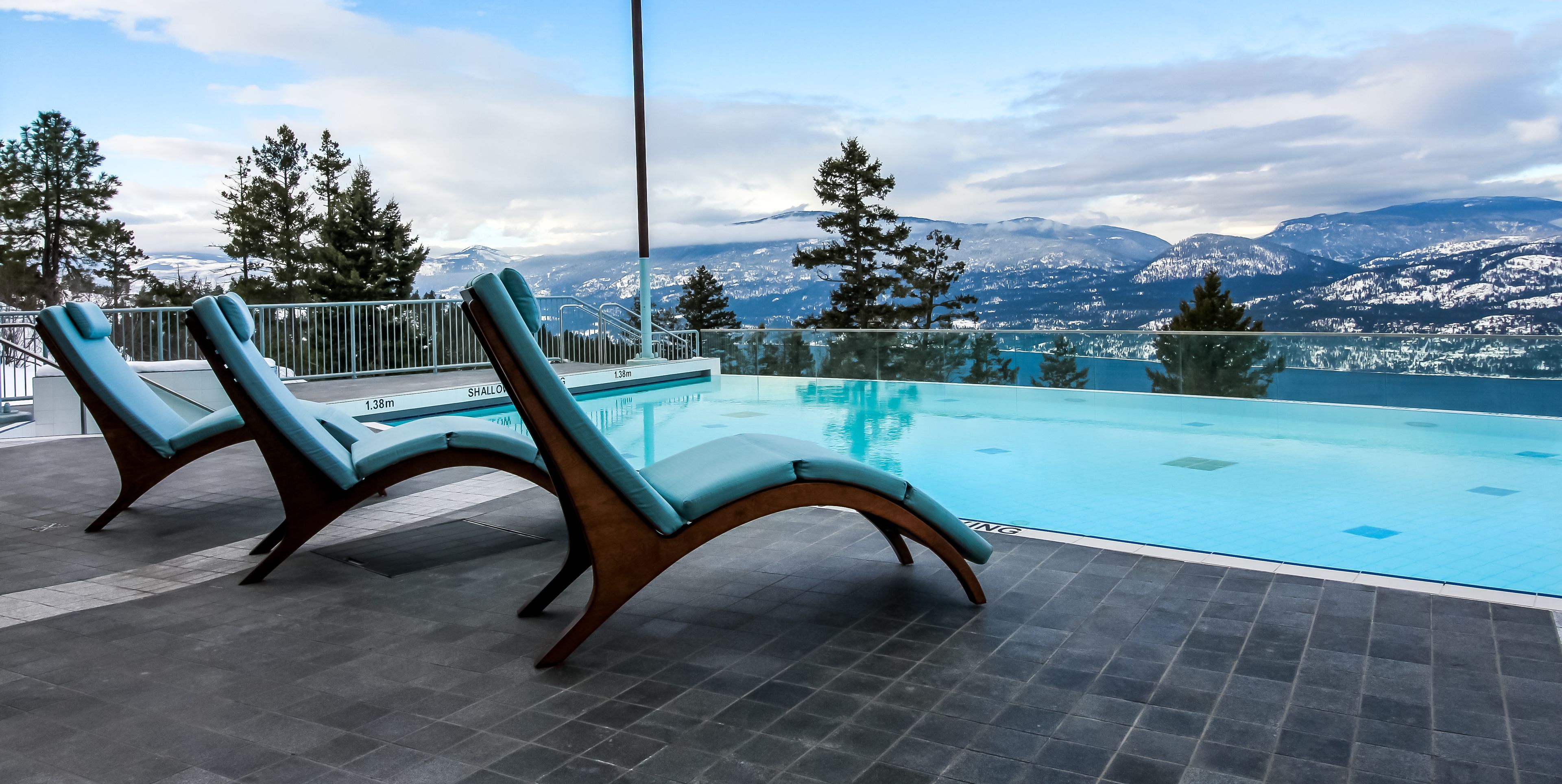 من حمّامات السباحة المغطاة، حمّام سباحة خارجي، مظلات على حمّام السباحة