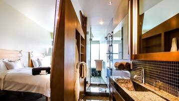 Minibar, caja de seguridad en la habitación y escritorio