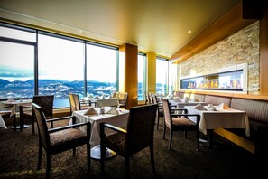 2 restauranter, frokost, lunsj og middag serveres, lokale retter