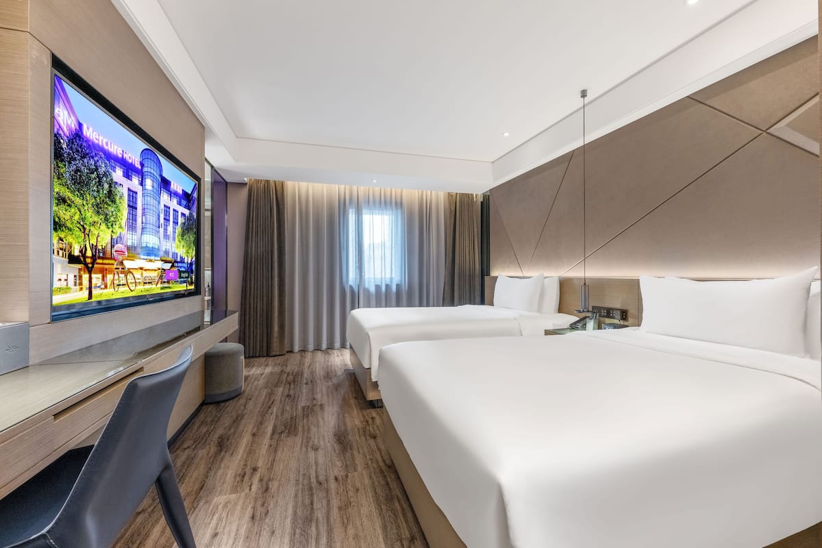 Privilege, Quarto, 2 camas de solteiro | Edredons de pluma, escrivaninha, cortinas blackout