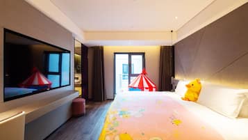 Edredons de pluma, escrivaninha, cortinas blackout