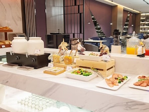 Daily buffet breakfast (CNY 58 per person)