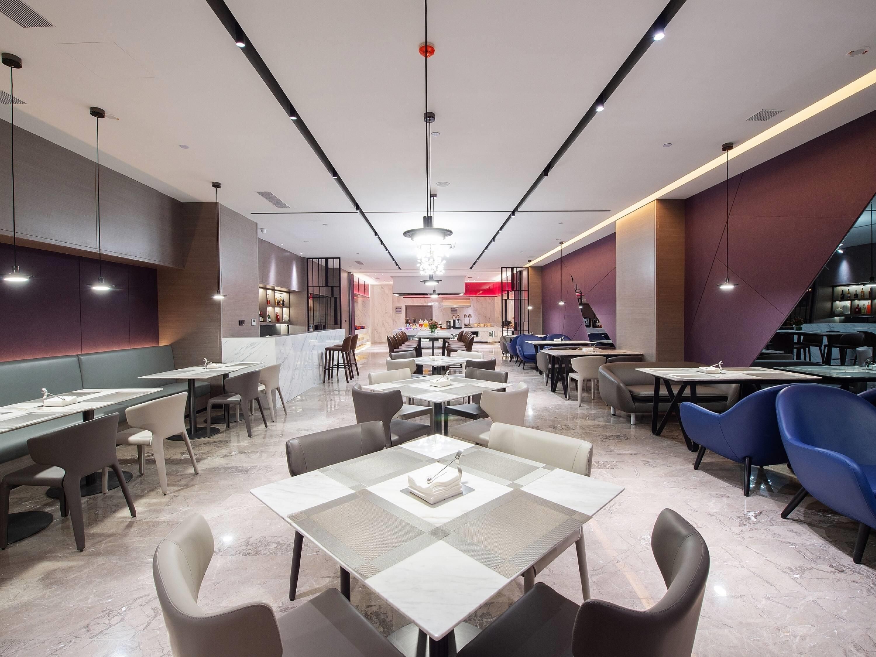 Daily buffet breakfast (CNY 58 per person)