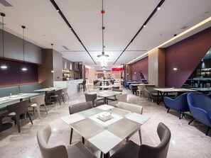 Daily buffet breakfast (CNY 58 per person)