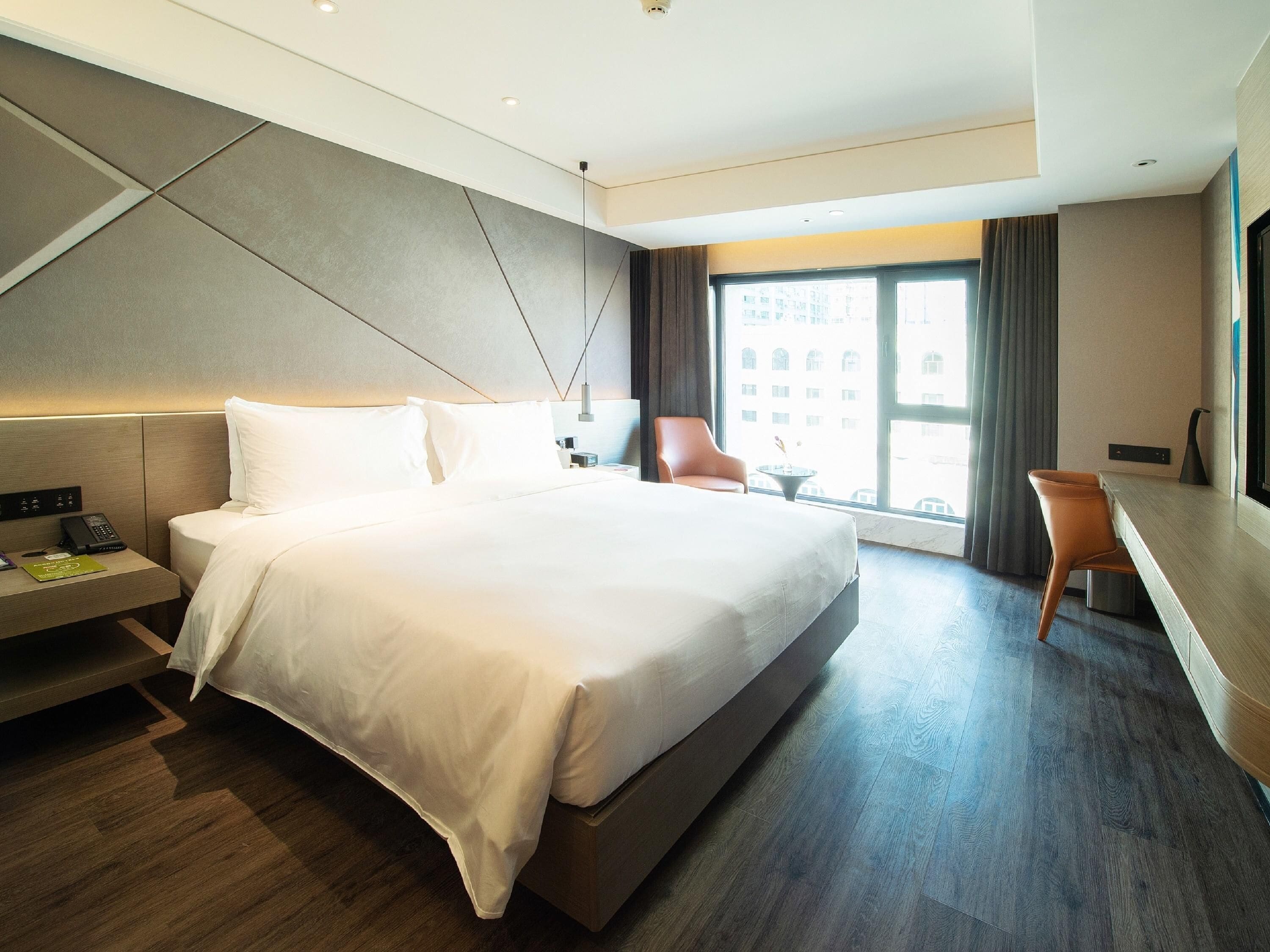 Dundyner, skrivebord, blendingsgardiner og lydisolert